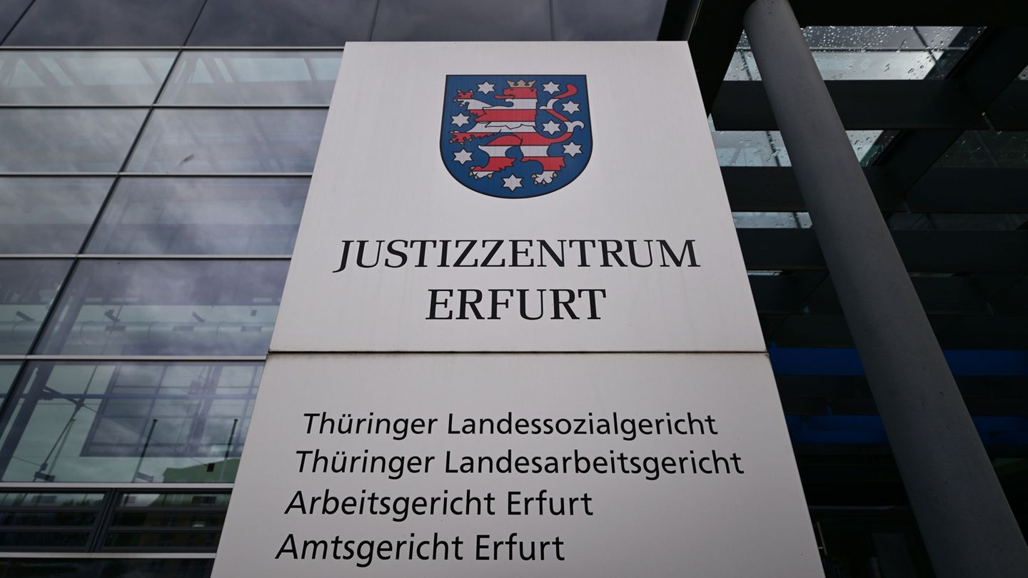 Nach einem Urteil des Arbeitsgerichts Erfurt muss der Freistaat über die Bewerbung eines AfD-Mitglieds um eine Behördenstelle ne