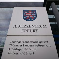 Nach einem Urteil des Arbeitsgerichts Erfurt muss der Freistaat über die Bewerbung eines AfD-Mitglieds um eine Behördenstelle ne
