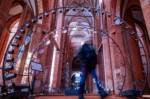 Besucher können in der Ausstellung zum Beispiel durch einen akustischen Bogen laufen. Foto: Jens Büttner/dpa