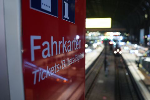Vor zwei Wochen wurde bei Kaiserslautern ein Schaffner von einem Fahrgast tödlich verletzt. (Symbolbild) Foto: Marcus Brandt/dpa