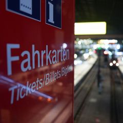 Vor zwei Wochen wurde bei Kaiserslautern ein Schaffner von einem Fahrgast tödlich verletzt. (Symbolbild) Foto: Marcus Brandt/dpa