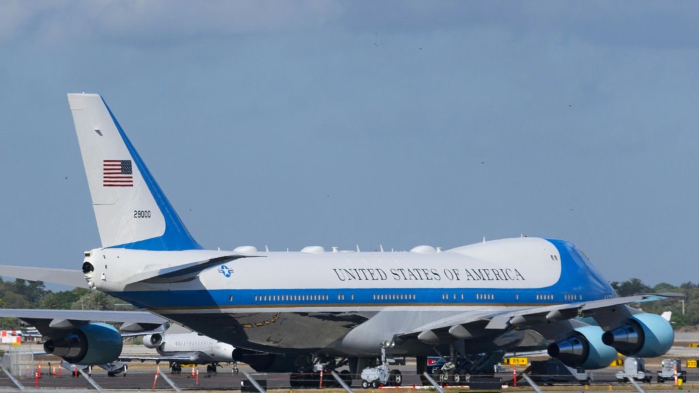 Die Präsidentenmaschine Air Force One am Flughafen von Palm Beach
