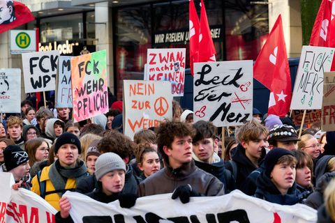 "FCK Wehrpflicht" und "Wir sterben nicht in Euren Kriegen" steht auf Plakaten bei der Demo gegen die neue Wehrpflicht Foto: Marc