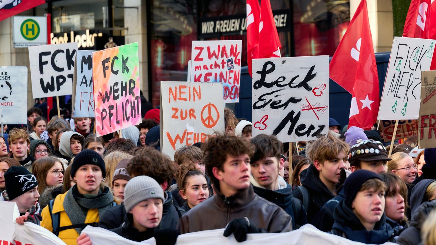 "FCK Wehrpflicht" und "Wir sterben nicht in Euren Kriegen" steht auf Plakaten bei der Demo gegen die neue Wehrpflicht Foto: Marc