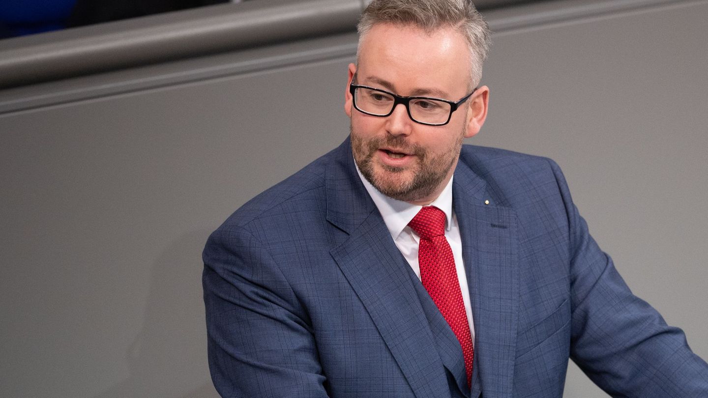 Die Frau des stellvertretenden AfD-Fraktionschef und rheinland-pfälzischen Landeschefs Sebastian Münzenmaier arbeitet bei einem