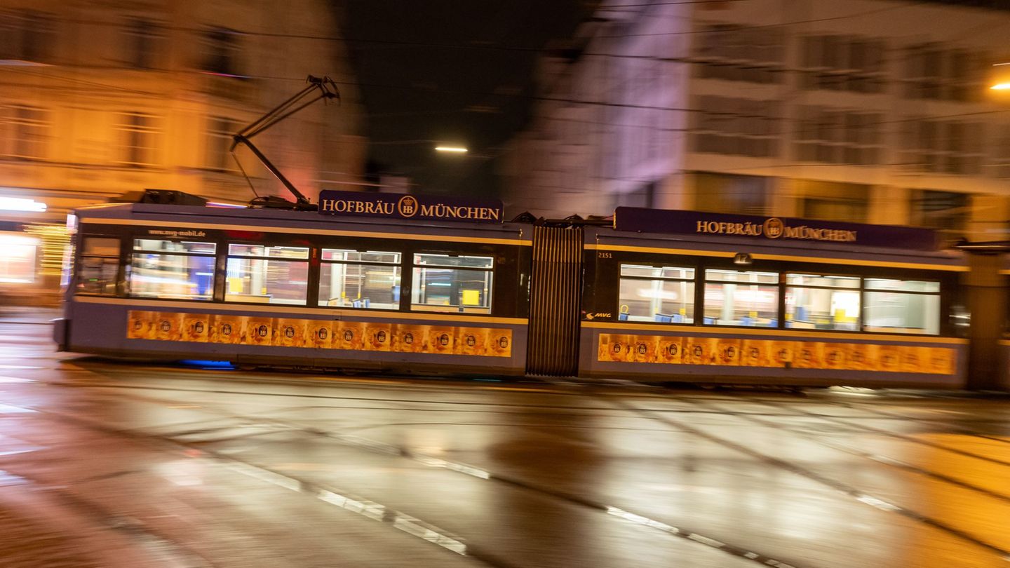 Ein junger Mann wurde Opfer eines offenbar homophoben Übergriffs in einer Straßenbahn in München. (Symbolbild) Foto: Peter Kneff