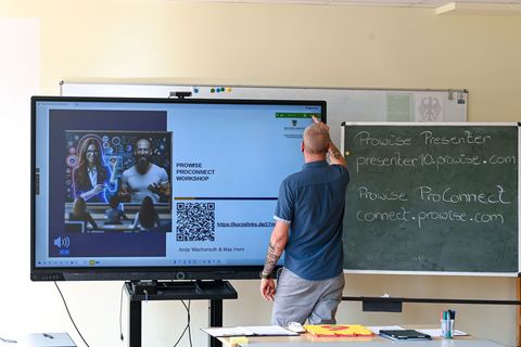 Damit digitale Endgeräte wie Tafeln und iPads in der Schule reibungslos funktionieren, ist IT-Support erforderlich. (Archivbild)