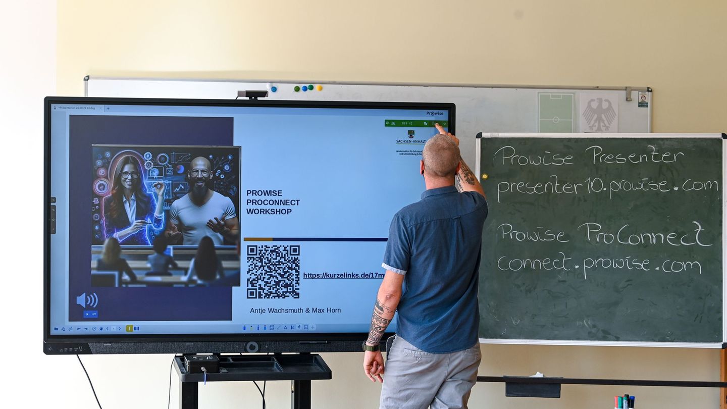 Damit digitale Endgeräte wie Tafeln und iPads in der Schule reibungslos funktionieren, ist IT-Support erforderlich. (Archivbild)