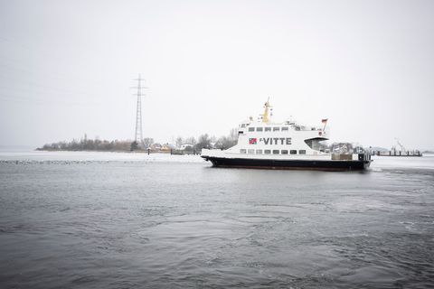 Erneut hält Niedrigwasser den Fährverkehr zwischen Rügen und Hiddensee auf. (Archivbild) Foto: Philip Dulian/dpa