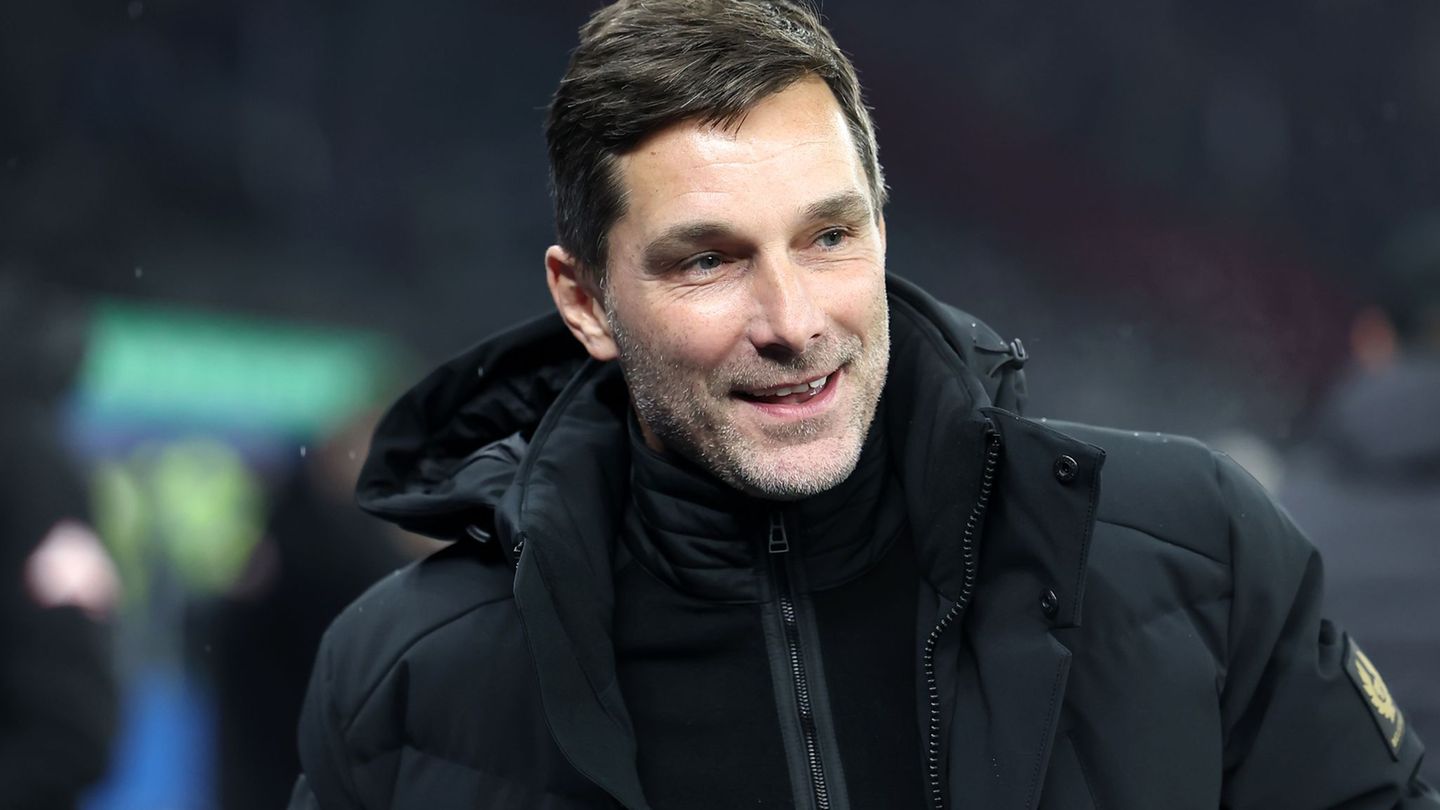 Herthas Trainer Stefan Leitl blickt nach wie vor optimistisch auf den Aufstiegskampf. (Archivbild) Foto: Andreas Gora/dpa