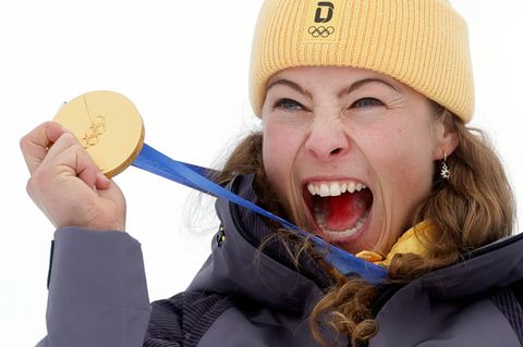 Großer Jubel mit der Goldmedaille: Daniela Maier. Foto: Oliver Weiken/dpa