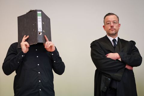 Das Landgericht Hamburg verurteilte den Angeklagten (links, neben seinem Verteidiger) wegen Geiselnahme und weiterer schwerer St