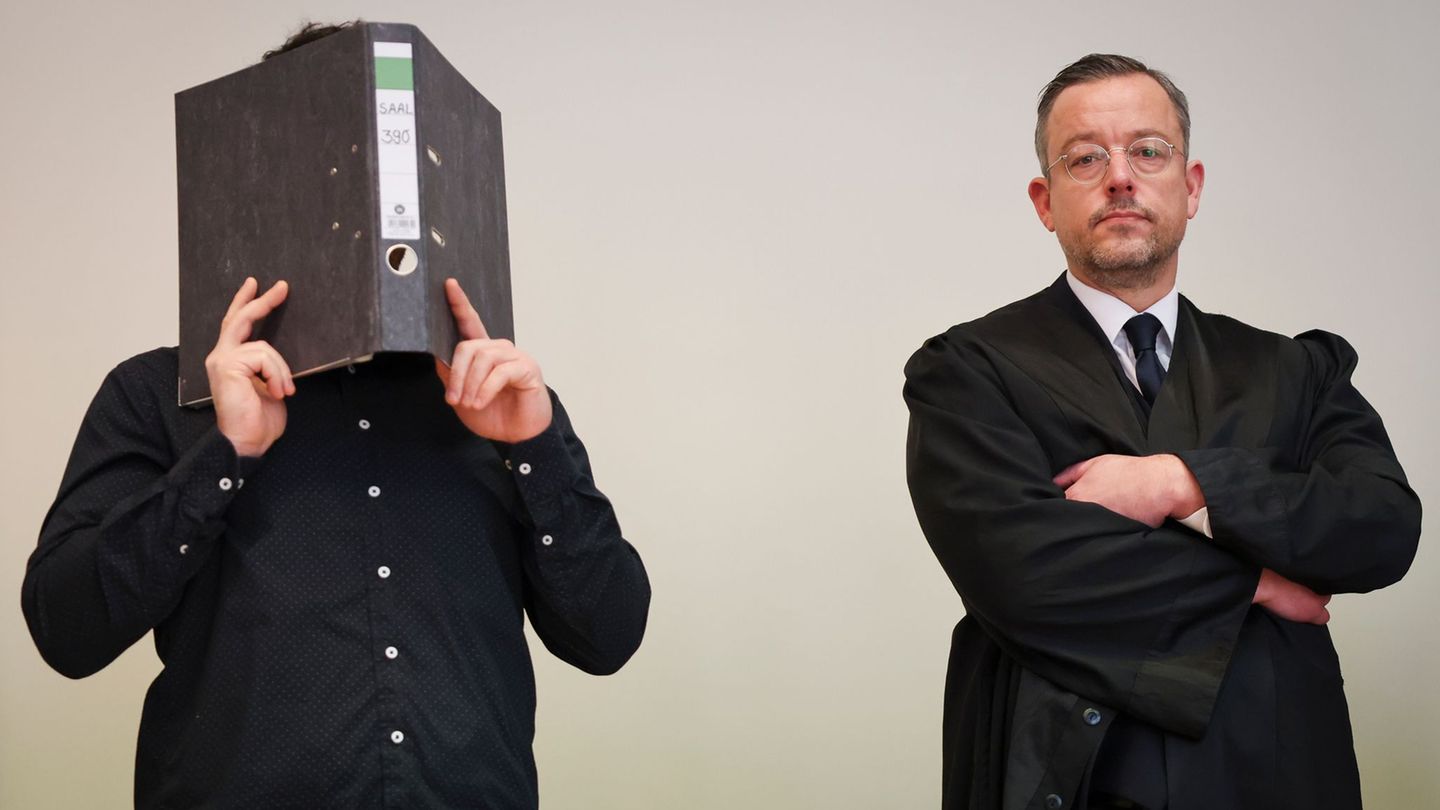 Das Landgericht Hamburg verurteilte den Angeklagten (links, neben seinem Verteidiger) wegen Geiselnahme und weiterer schwerer St