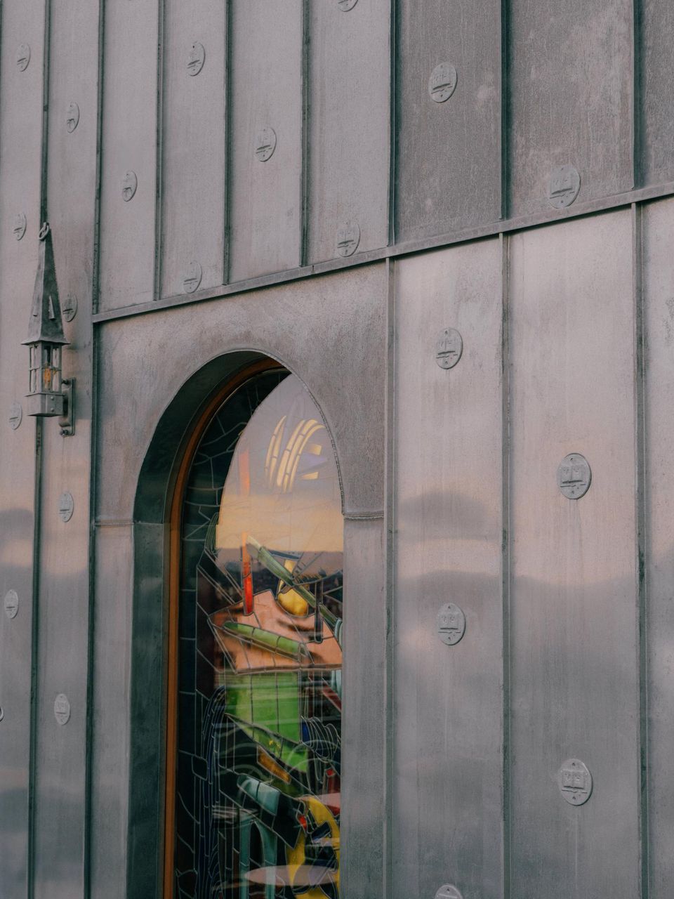 Glasmalereien in einem runden Fenstern