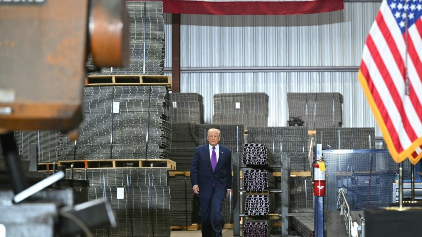 Trump in einer Stahlfabrik im US-Bundesstaat Georgia