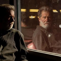 William Woods spiegelt sich im Fenster eines Friseursalons