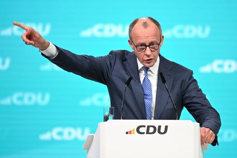 Merz wendet sich in seiner Parteitagsrede auch den Koalitionspartner SPD. Foto: Katharina Kausche/dpa