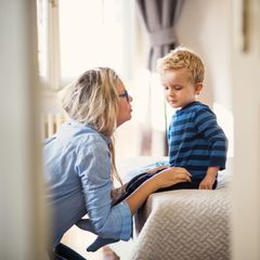 Aufklärung: Mutter spricht mit ihrem Sohn