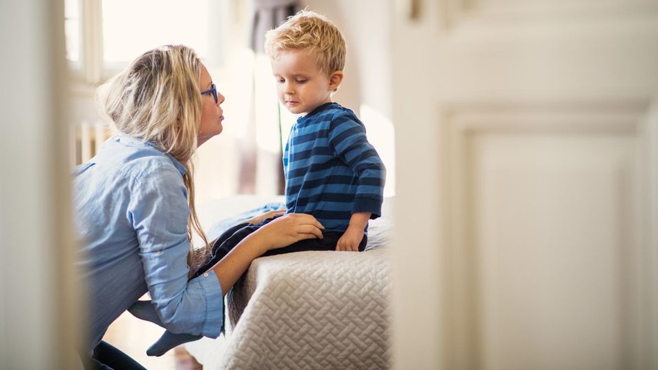 Aufklärung: Mutter spricht mit ihrem Sohn