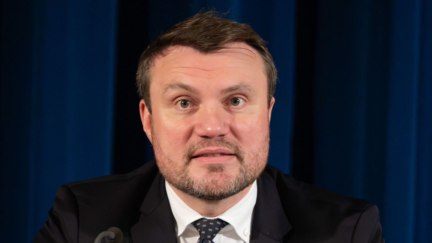 Wirtschaftsminister Keller will öffentliche Auftragsvergaben vereinfachen. (Archivbild) Foto: Soeren Stache/dpa