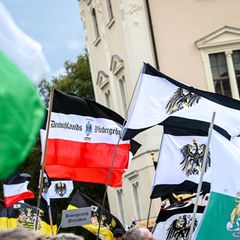 So sah es beim bundesweiten Treffen der Reichsbürgerszene in Weimar im Oktober 2025 aus. Für April ist eine Versammlung in Braun