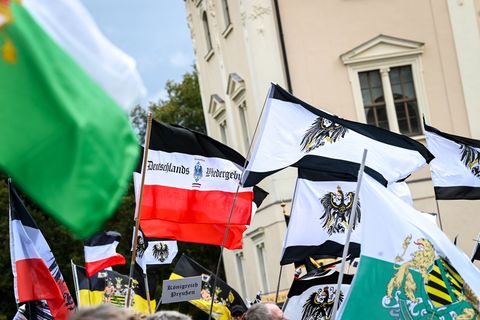 So sah es beim bundesweiten Treffen der Reichsbürgerszene in Weimar im Oktober 2025 aus. Für April ist eine Versammlung in Braun