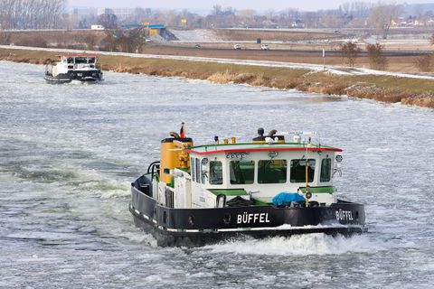 Noch immer sind Eisbrecher auf dem Mittellandkanal im Einsatz. Foto: Peter Gercke/dpa