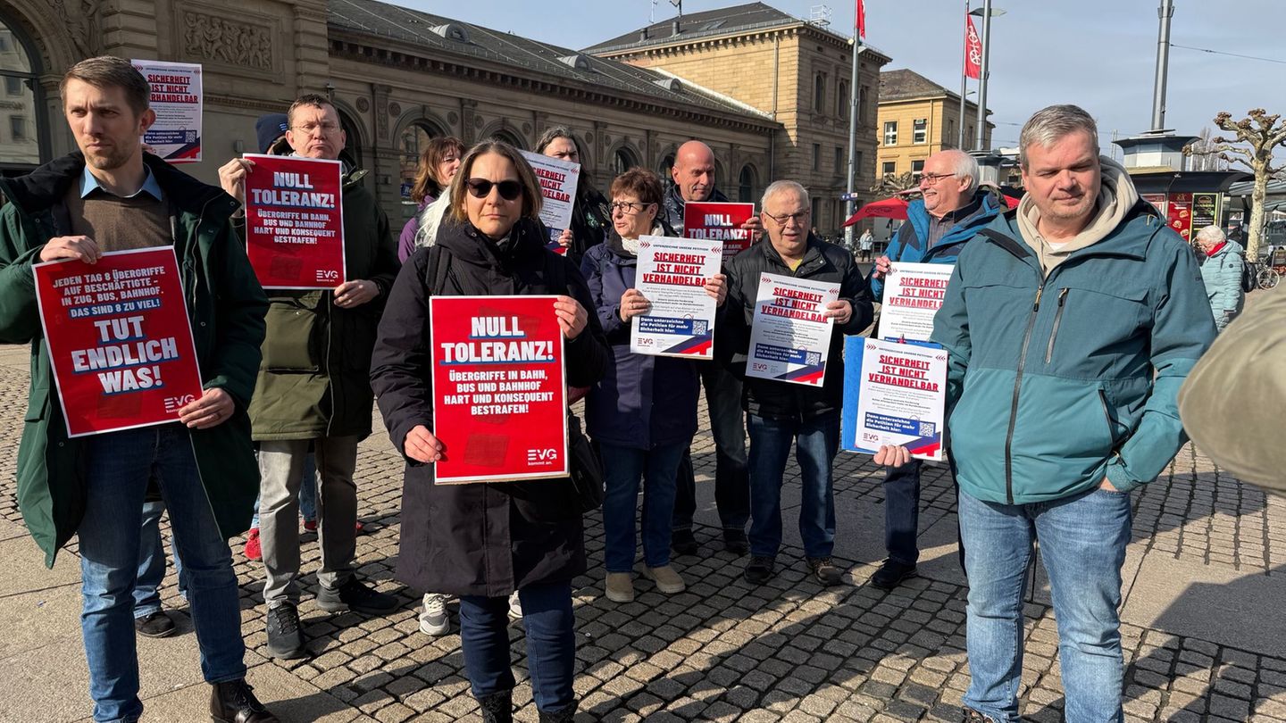EVG-Vertreter, darunter Lars Kreer als Geschäftsstellenleiter in Mainz, zeigten vor dem Mainzer Hauptbahnhof Präsenz. Foto: Chri