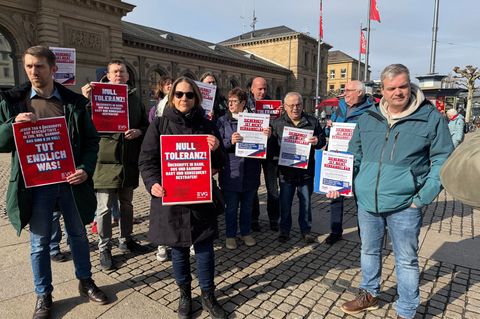 EVG-Vertreter, darunter Lars Kreer als Geschäftsstellenleiter in Mainz, zeigten vor dem Mainzer Hauptbahnhof Präsenz. Foto: Chri