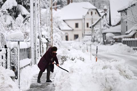 Am Freitagmorgen war rund um Wien Schneeschippen angesagt. Foto: Helmut Fohringer/APA/dpa