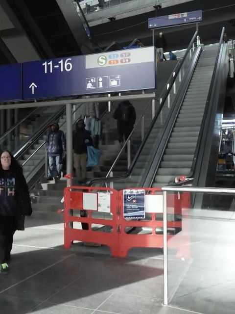 Die Rolltreppen am Berliner Hauptbahnhof sind ausgefallen.