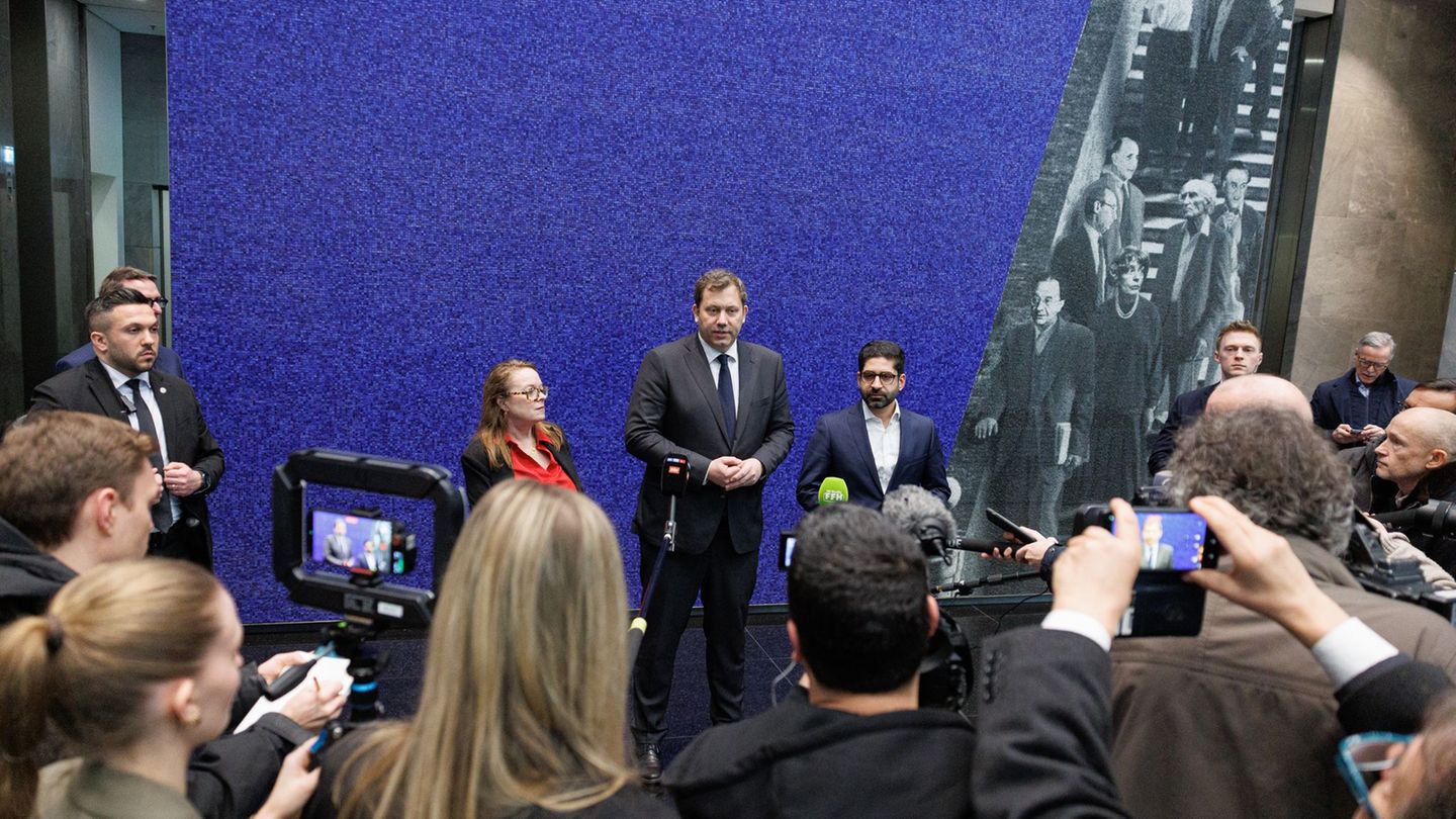 Bundesfinanzminister Lars Klingbeil (Mitte) hat den Finanzplatz Frankfurt besucht Foto: Hannes P. Albert/dpa