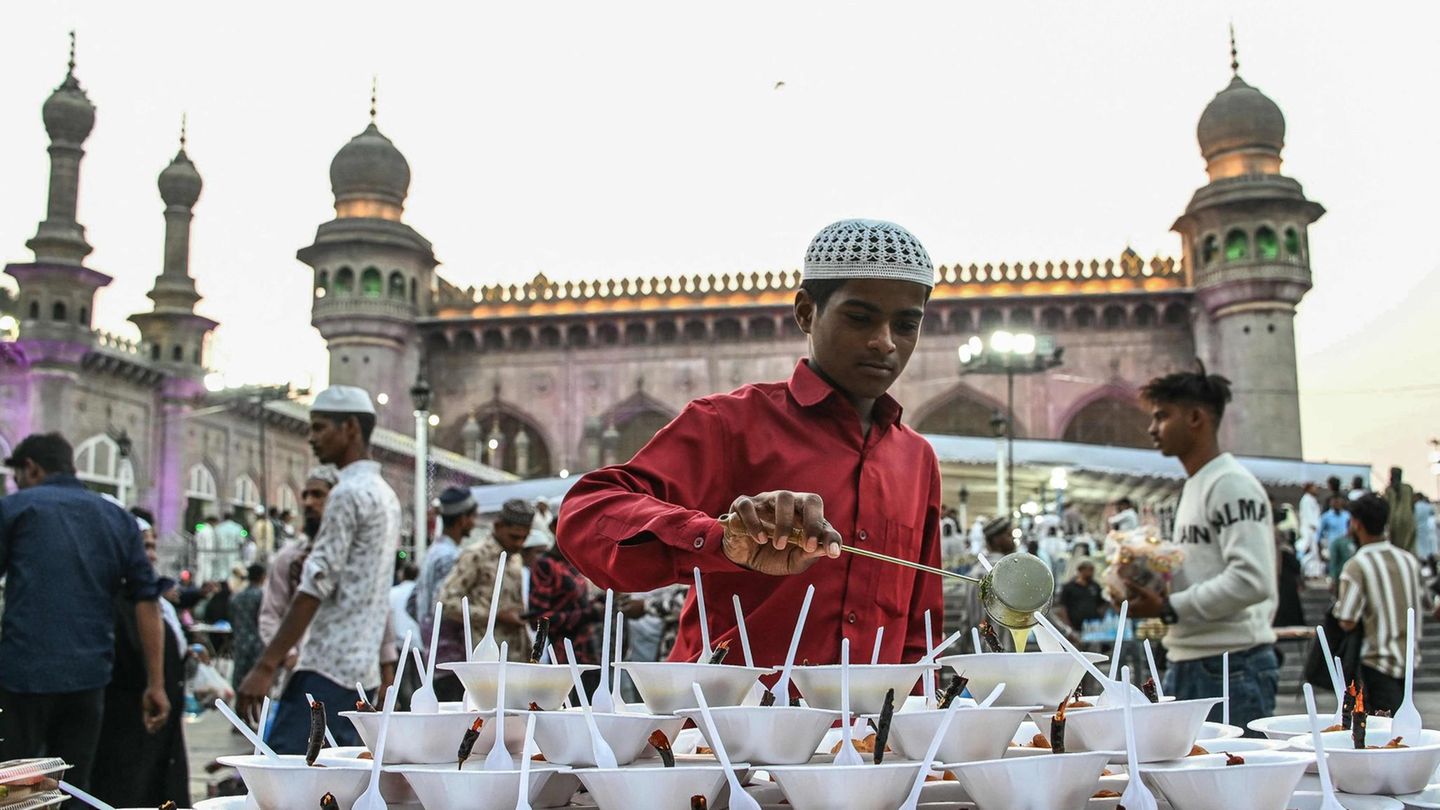 Hyderabad, Indien. Endlich Essen: Ein muslimischer Junge bereitet am ersten Freitag des islamischen Fastenmonats Ramadan in der Mekka-Moschee das Iftar-Mahl zu. So nennt sich die Mahlzeit, mit der Muslime das tägliche Fasten bei Sonnenuntergang brechen.