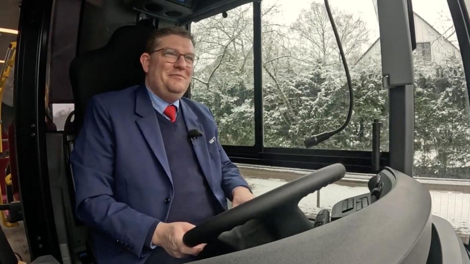 Busfahrer und Zahnarzt Stefan Schmidt am Steuer seines Busses.
