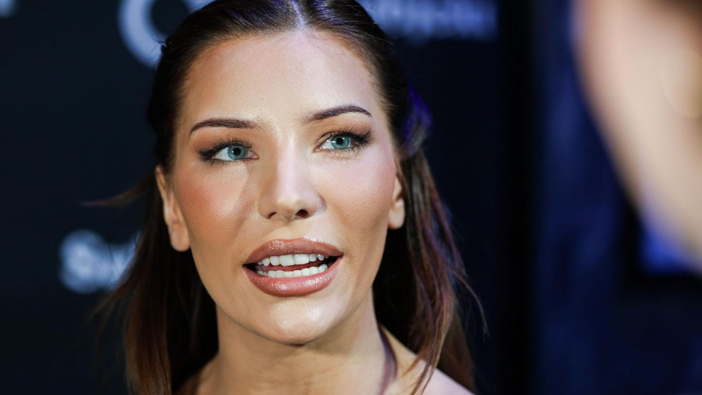 Nora Haukland führt auf dem roten Teppich ein Gespräch