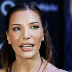 Nora Haukland führt auf dem roten Teppich ein Gespräch