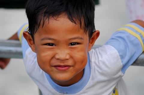 Kinder: Ein Junge grinst