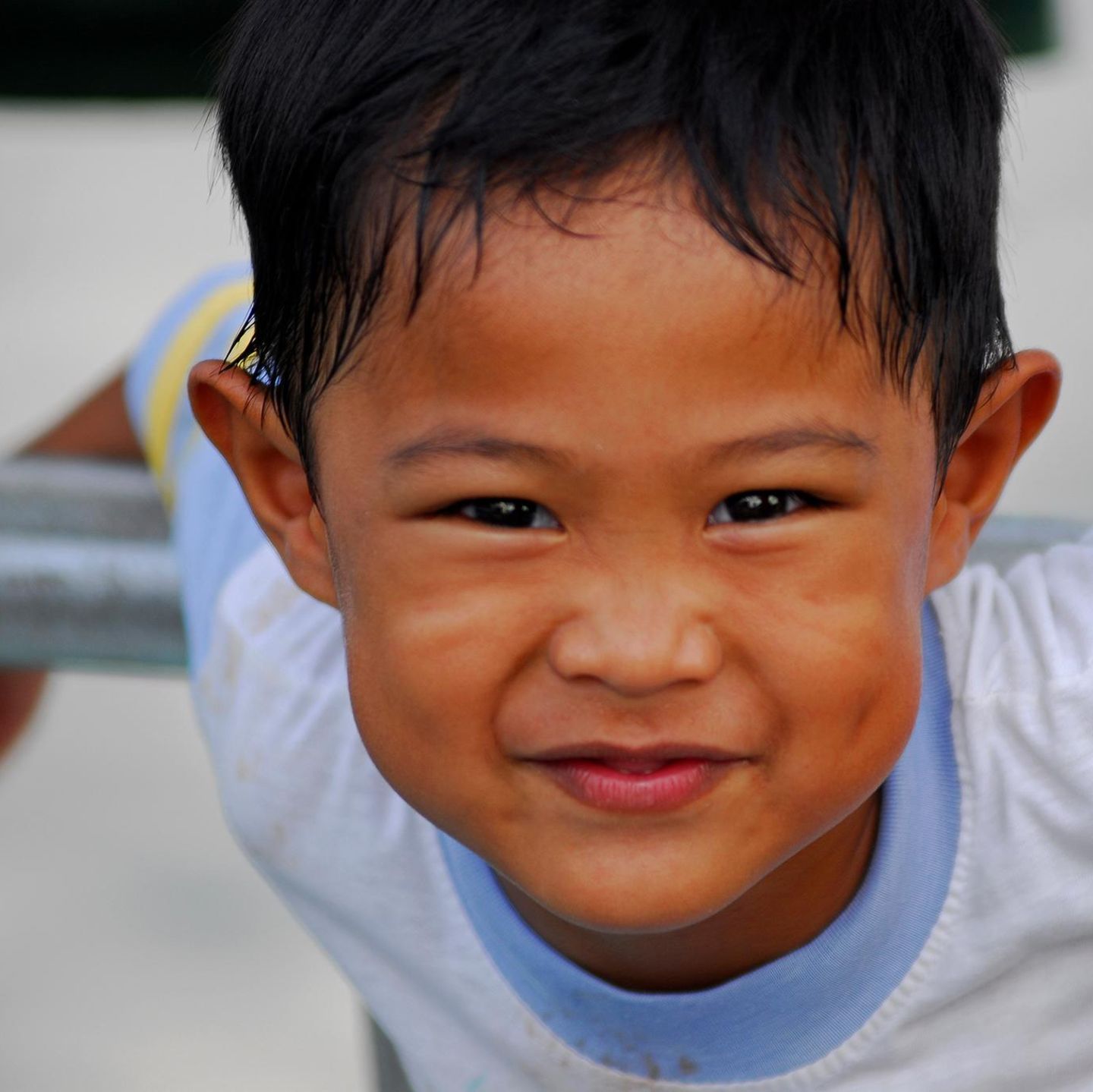 Kinder: Ein Junge grinst