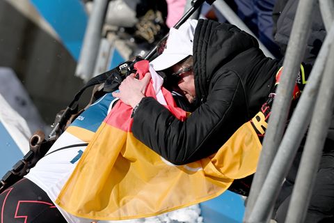 Philipp Horn wird im Ziel von seiner weinenden Ehefrau Antonia getröstet. Foto: Hendrik Schmidt/dpa