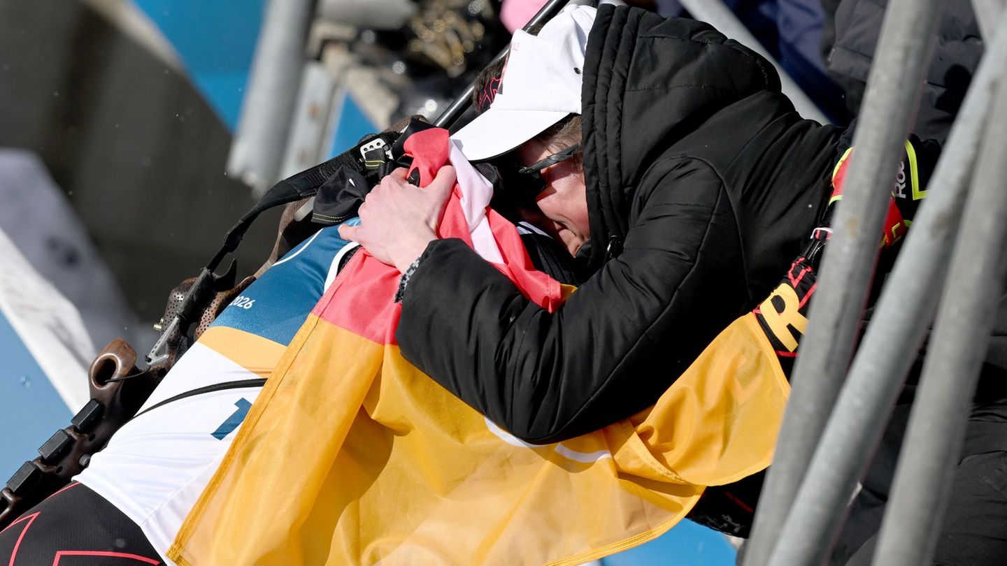 Philipp Horn wird im Ziel von seiner weinenden Ehefrau Antonia getröstet. Foto: Hendrik Schmidt/dpa