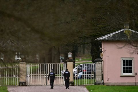 Polizisten an der Zufahrt zur Royal Lodge