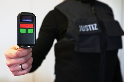 Voraussichtlich ab März sind über die Notrufpager der Gerichtsvollzieher auch Tonaufnahmen möglich. Foto: Martin Schutt/dpa