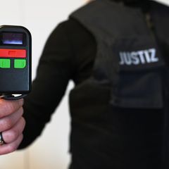 Voraussichtlich ab März sind über die Notrufpager der Gerichtsvollzieher auch Tonaufnahmen möglich. Foto: Martin Schutt/dpa