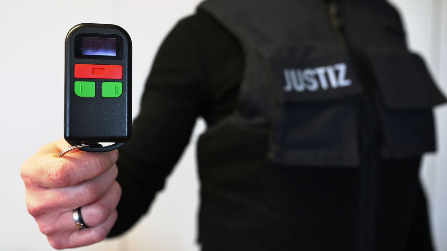 Voraussichtlich ab März sind über die Notrufpager der Gerichtsvollzieher auch Tonaufnahmen möglich. Foto: Martin Schutt/dpa