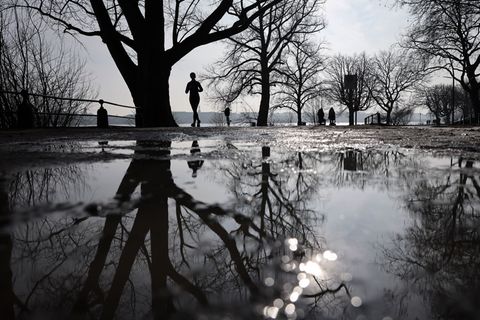 Das Wochenende wird wechselhaft, in der nächsten Woche folgt Tauwetter. (Symbolbild) Foto: Christian Charisius/dpa