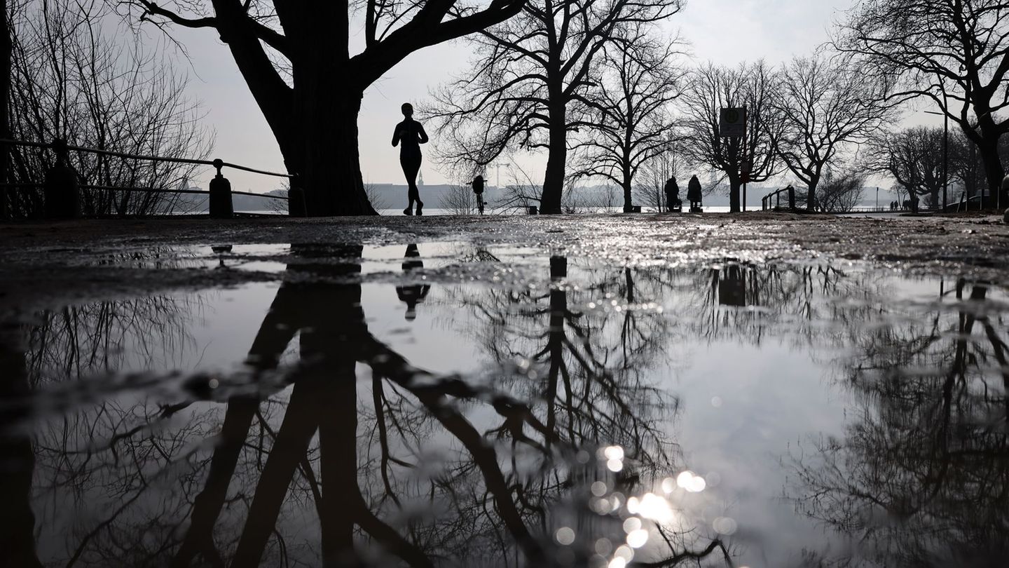 Das Wochenende wird wechselhaft, in der nächsten Woche folgt Tauwetter. (Symbolbild) Foto: Christian Charisius/dpa