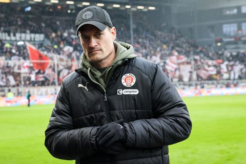 St. Paulis Trainer Alexander Blessin. (Archivbild) Foto: Christian Charisius/dpa