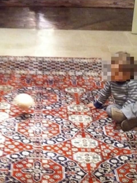 Der ehemalige Prinz Andrew spielt mit einem Kind mit einem obszönen Ball.