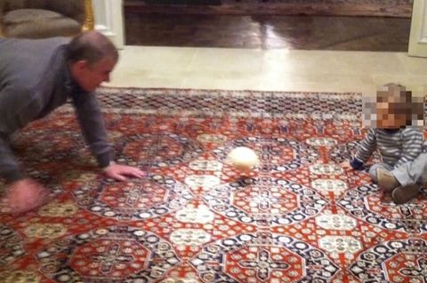 Der ehemalige Prinz Andrew spielt mit einem Kind mit einem obszönen Ball.