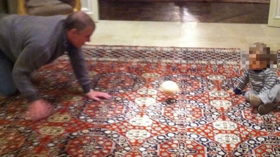 Der ehemalige Prinz Andrew spielt mit einem Kind mit einem obszönen Ball.